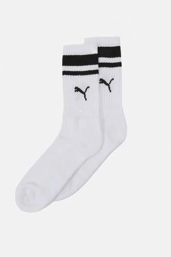 Chaussettes blanches de PUMA avec des rayures noires sur le dessus et un logo noir.