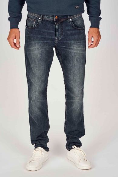 AEDAN jeans blue denim straight de TOM T TOROR combinés avec un sweat-shirt bleu marine et des baskets blanches.