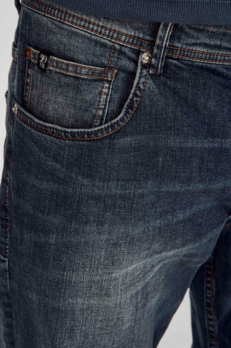 Planche de près d'un jean bleu marine avec poche et logo TTO.