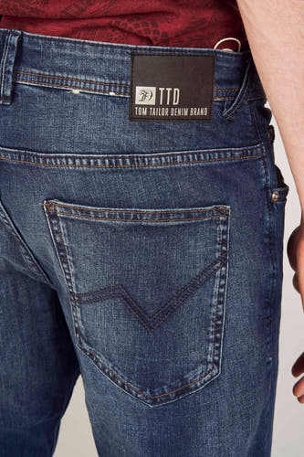 Jean bleu moyen droit de Tom Tailor, avec poche arrière et étiquette en cuir à la ceinture.