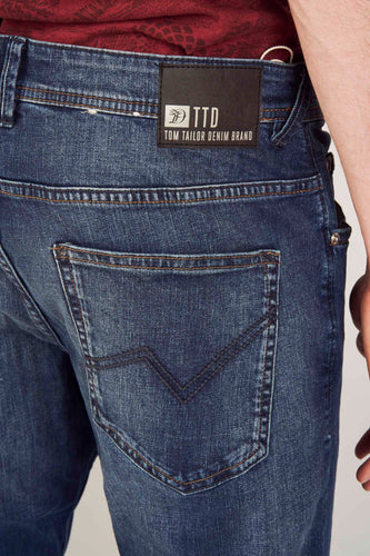 Jean bleu avec poche arrière et étiquette TTD.