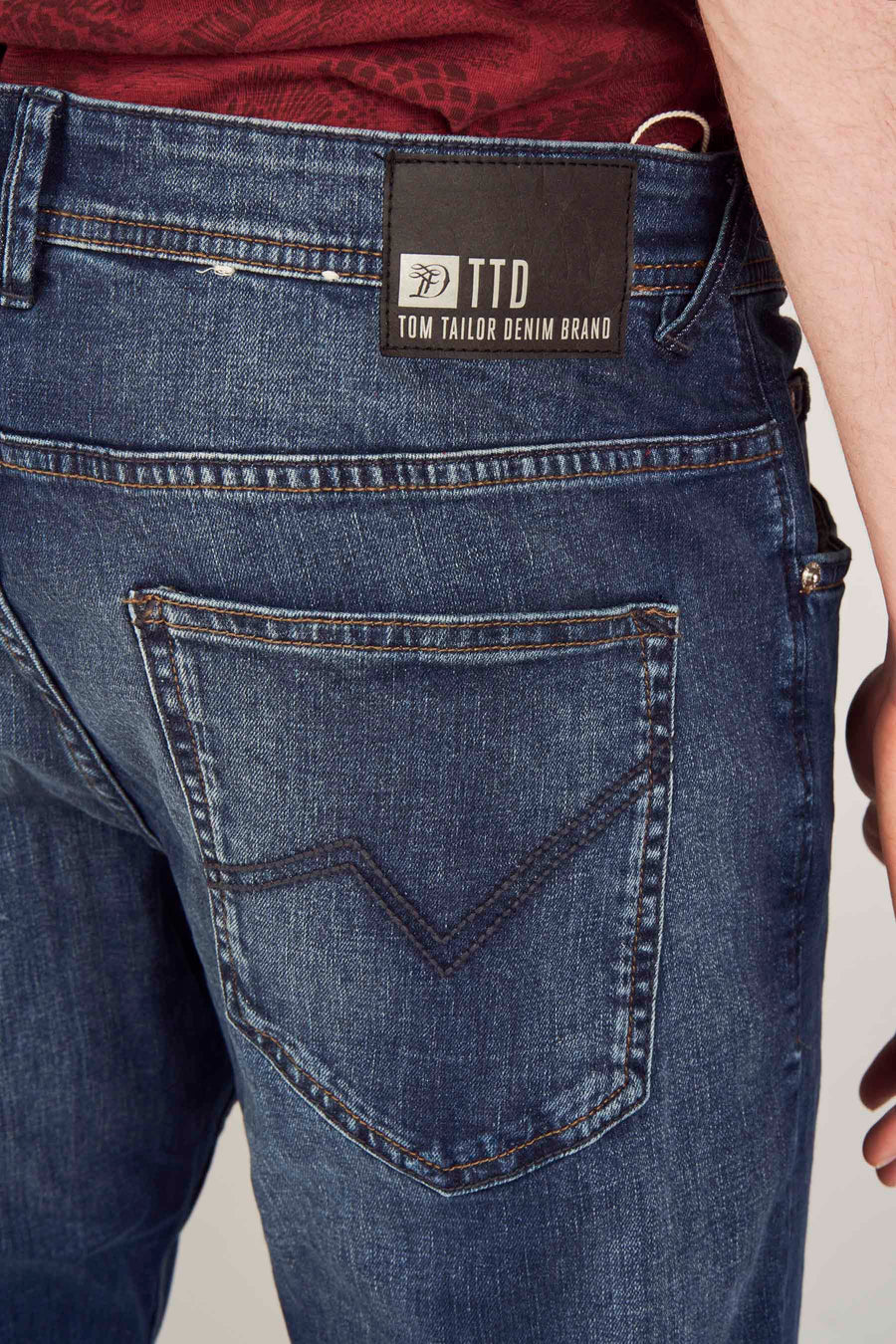 Jean bleu avec poche arrière et étiquette TTD.