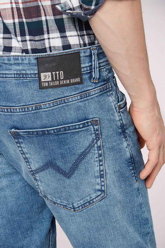 Jean bleu avec étiquette de marque.