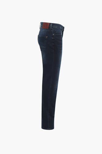Jean slim fit bleu marine de MUSTANG, avec une patch en cuir sur l'arrière et des détails subtils.