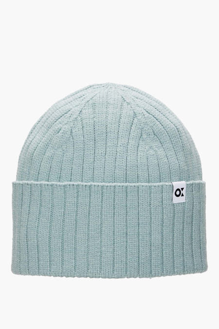Casquette bleue claire d'OPUS, avec une texture côtelée et un petit étiquette de marque.