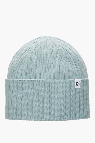 Casquette bleue claire d'OPUS, avec une texture côtelée et un petit étiquette de marque.