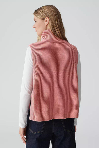 Roze sjaal van OPUS, met ribstructuur en col, gedragen met een wit shirt en een donkere spijkerbroek.
