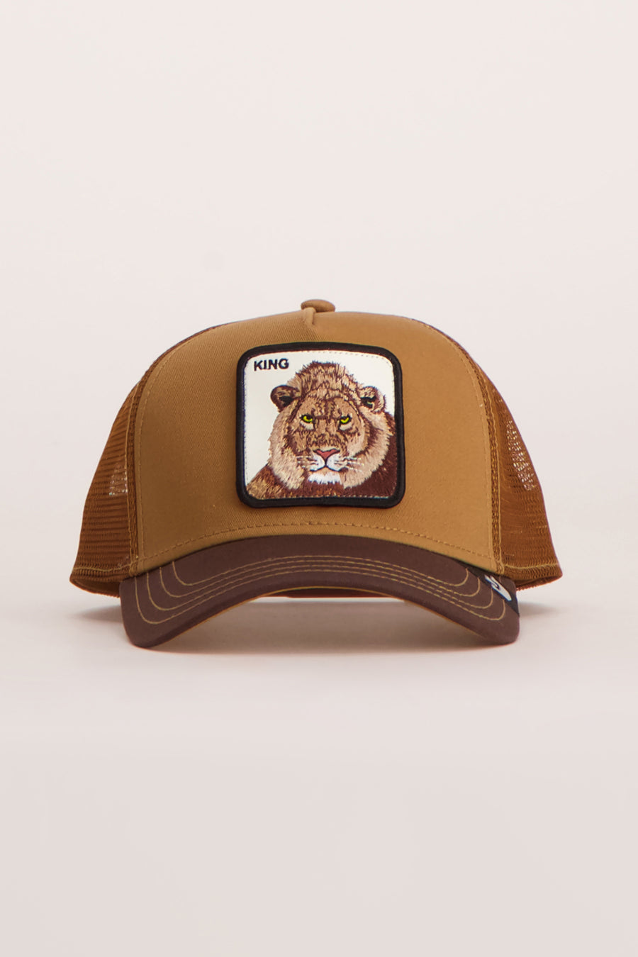 Casquette marron Goorin, avec un patch lion brodé et le texte 'KING' sur le devant.
