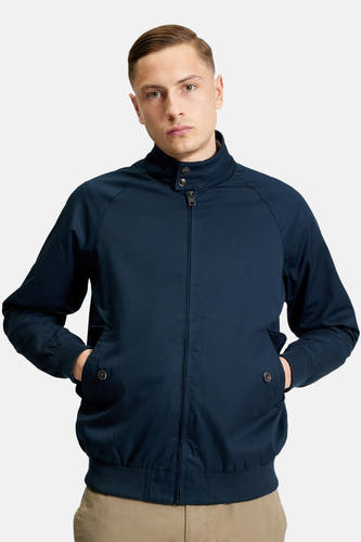 Veste courte bleue de BEN SHERMAN, vue de dos avec col montant et pantalon marron clair.