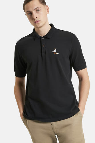 T-shirt à col blanc noir à manches courtes de BEN SHERMAN, vu de côté, associé à un pantalon kaki.