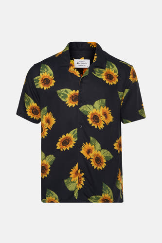 Chemise noire à manches courtes de Ben Sherman, avec un motif de tournesol et une étiquette de marque.