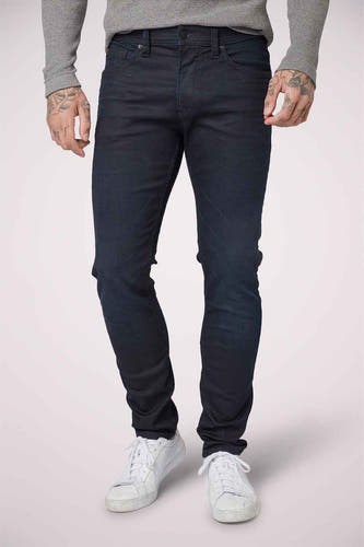 Jean slim bleu marine de TOM TAILOR, vu de l'arrière, associé à une chemise grise et des baskets blanches.