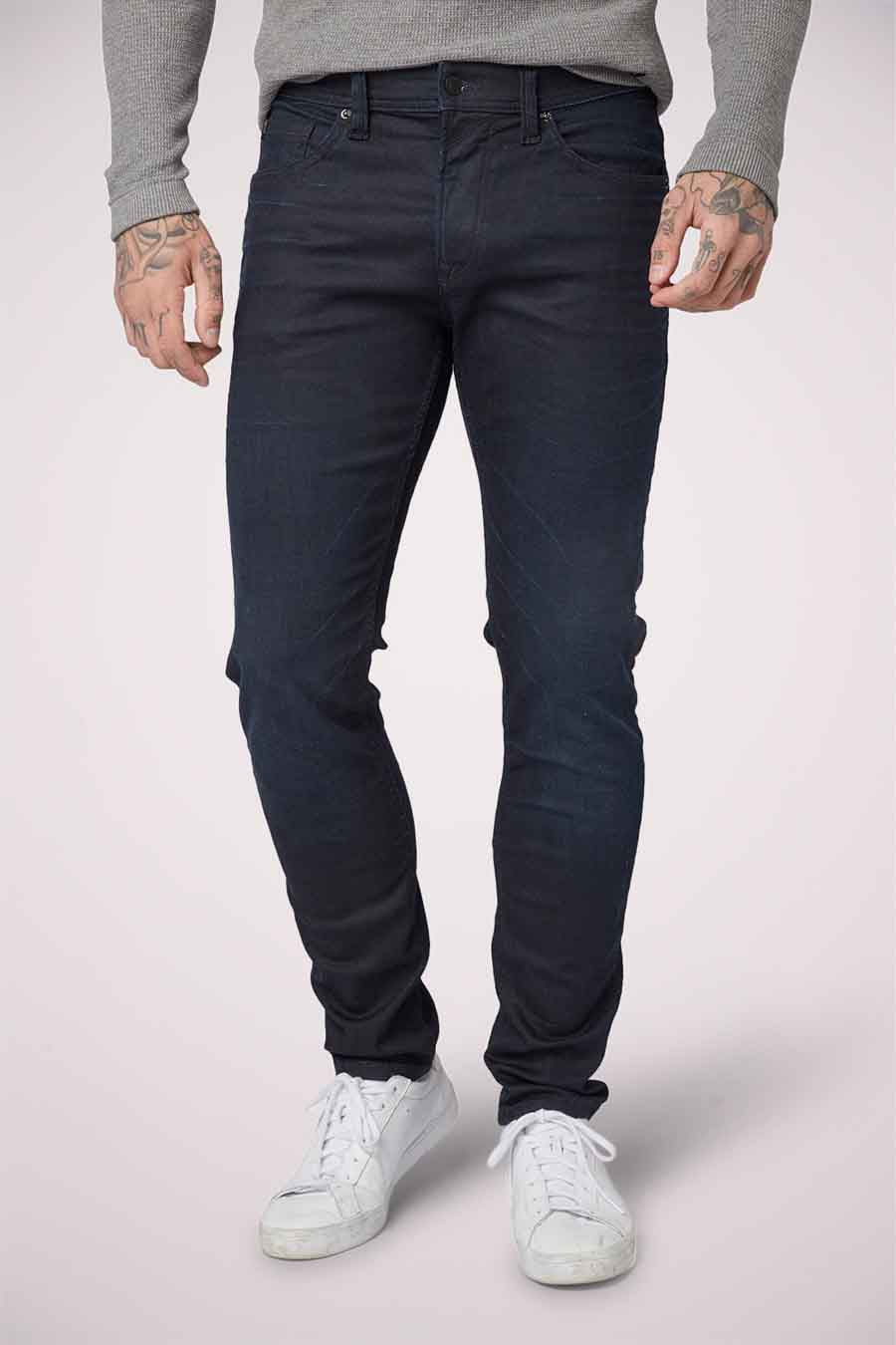 Jean slim bleu marine de TOM TAILOR, vu de l'arrière, associé à une chemise grise et des baskets blanches.