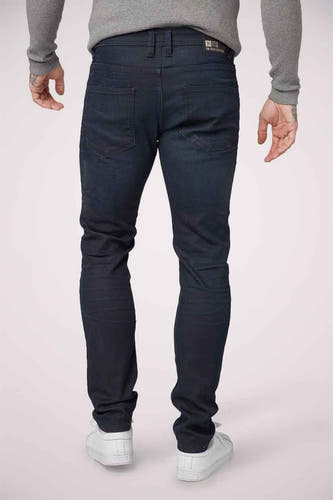 Blauwzwarte slim jeans van TOM TAILOR, gezien van achteren, gecombineerd met een grijze trui en witte sneakers.