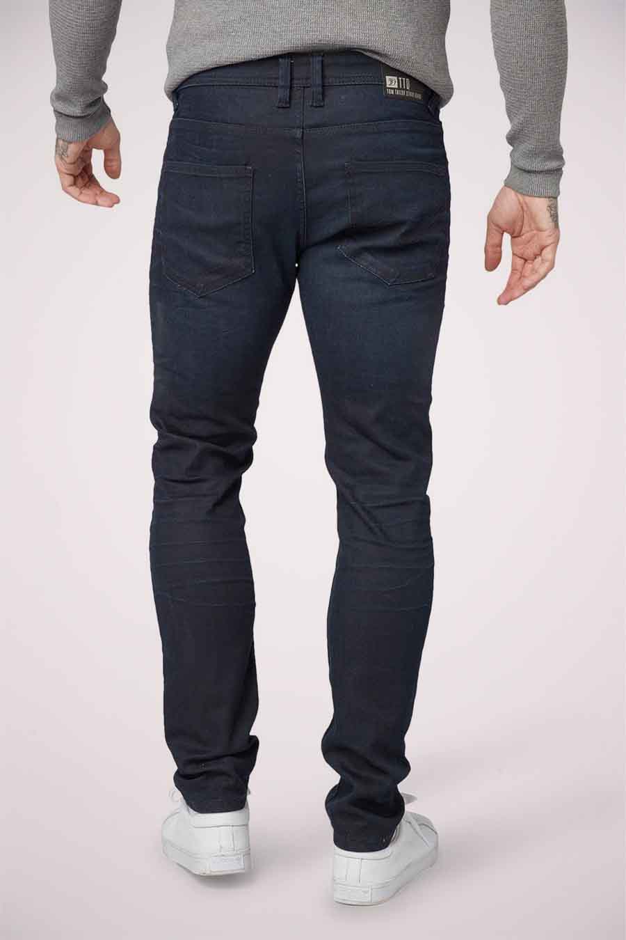 Blauwzwarte slim jeans van TOM TAILOR, gezien van achteren, gecombineerd met een grijze trui en witte sneakers.