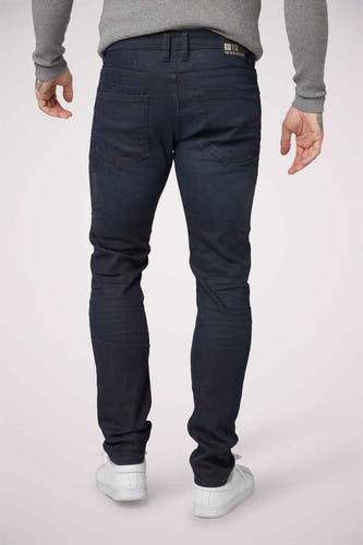 Jean slim fit en denim bleu-noir de TOM TAILOR, vue arrière, avec des détails subtils et des baskets blanches.