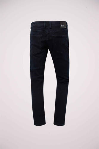 Jean slim fit bleu noir de TOM TAILOR, avec étiquette de marque sur l'arrière, uni.