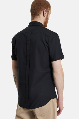 Chemise noire à manches courtes de BEN SHERMAN, vue de dos avec une bande verticale au milieu.