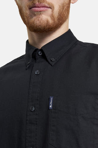 Chemise noire à manches courtes de Ben Sherman, avec col boutonné et poche poitrine avec logo.