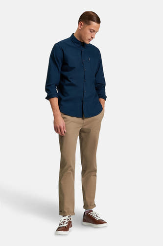 Chemise bleue à manches longues de Ben Sherman, avec col boutonné et poches de pantalon relevées.