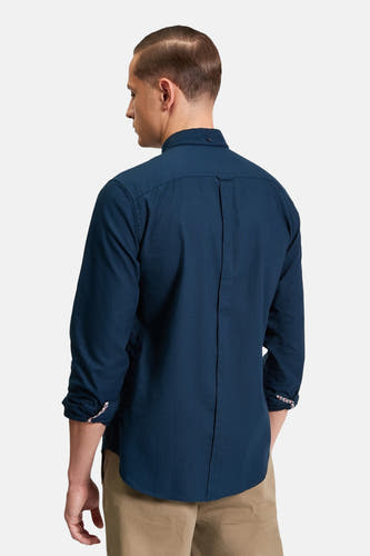 Chemise bleue à manches longues de BEN SHERMAN, avec détail de boutons sur le dos, vue de derrière.