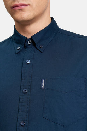 Chemise bleue à manches longues de Ben Sherman, avec une poche poitr et et un boutonnière.
