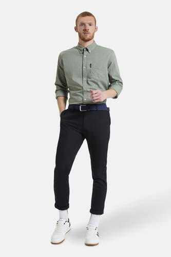 Chemise kaki à longues manches de BEN SHERMAN, avec une poche poitrine et portéeée un unau bleu.