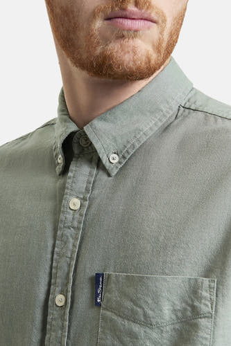 Chemise kaki à longues manches de Ben Sherman, avec une poche poitron et un boutons.