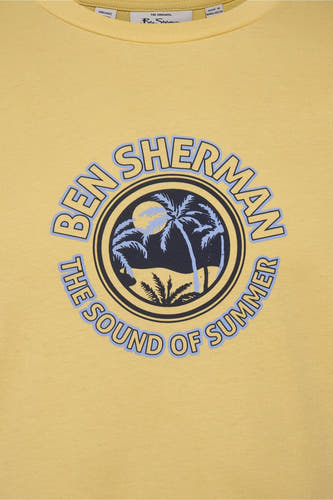 Geel T-shirt met korte mouwen van BEN SHERMAN, met ronde print van palmbomen en tekst.
