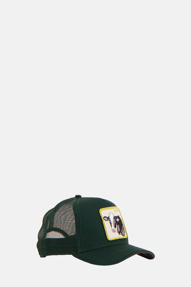 Chapeau vert de Goorin, avec un patch brodé d'une vache à l'avant, en vue latérale.