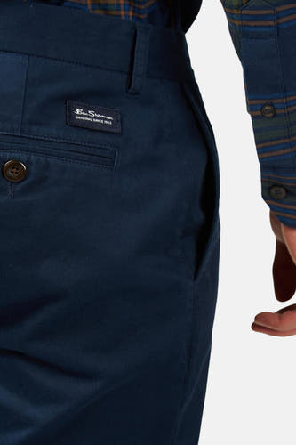 Chino bleu de Ben Sherman, avec un étiquette dans la poche arrière et une bouton brune.
