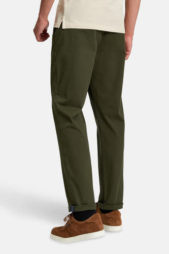 Chino vert de Ben Sherman, avec des pipes roulées et des chaussures brunes.