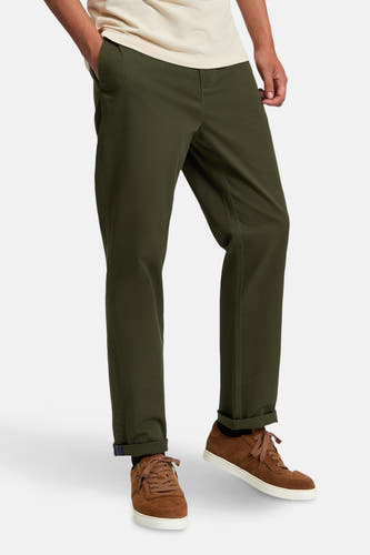 Chino vert de BEN SHERMAN, avec des jambes de pantalon roulées et des chaussures en suède marron.