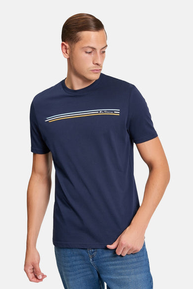 T-shirt bleu à manches courtes de Ben Sherman, avec des rayures sur la poitrine et porté avec un jean bleu.