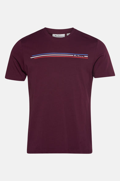 T-shirt Bordeaux à manches courtes de Ben Sherman, avec un imprimé rayé sur la poitrine et le logo de la marque.