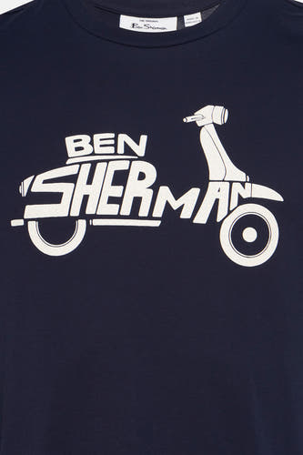 T-shirt bleu à manches courtes de Ben Sherman, avec artwork de scooter en lettres blanches.