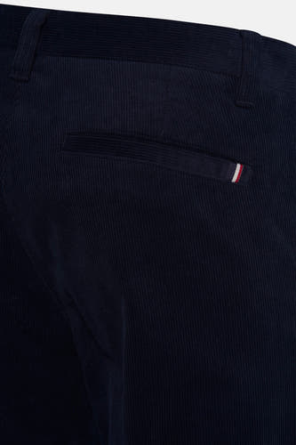 Pantalon bleu de BEN SHERMAN, en velours côtelé, avec une poche arrière et un petit détail blanc et rouge.