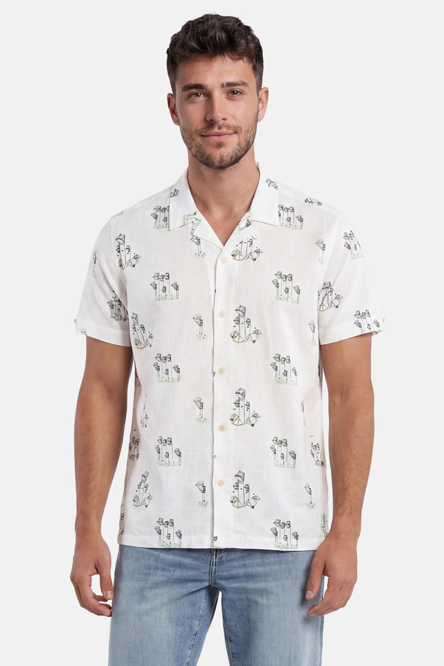 Wit hemd met korte mouwen van BEN SHERMAN, bedrukt met multicolor golfvlaggen en -clubs, gedragen door een man met een spijkerbroek.