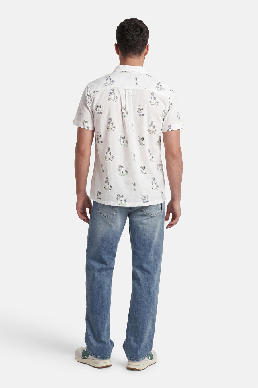 Wit overhemd met korte mouwen van BEN SHERMAN, met een meerkleurig patroon van golfvlaggen, gedragen door een man van achteren.