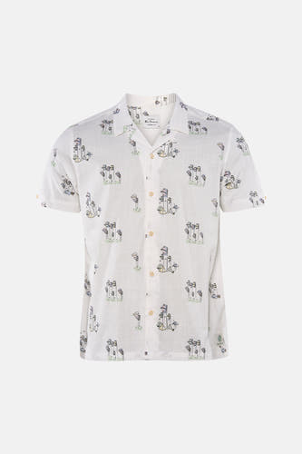 Chemise de couleur claire à manches courtes de BEN SHERMAN, avec un imprimé de tentes de golf et de drapeaux et un col cubain.