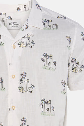 Chemise multicolore à manches courtes de Ben Sherman, avec un col, un imprimé camping et des boutons en bois.