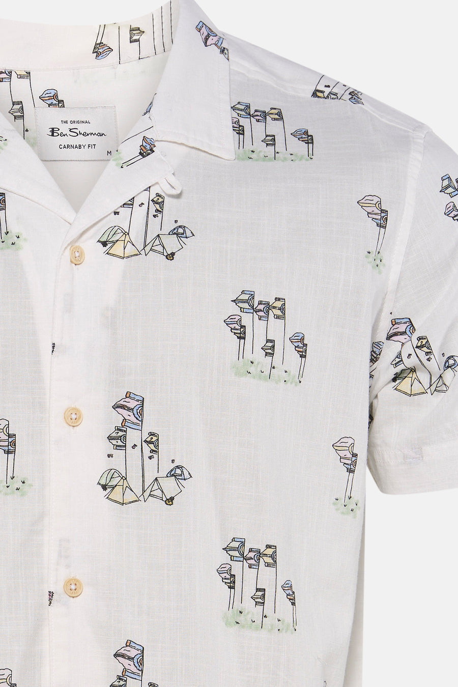 Chemise multicolore à manches courtes de Ben Sherman, avec un col, un imprimé camping et des boutons en bois.