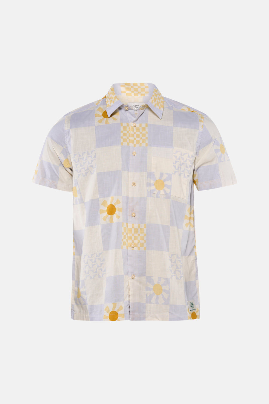 Chemise à manches courtes bleu clair, crème et jaune de BEN SHERMAN avec motif à damier, motifs de soleil et une petite étiquette verte.