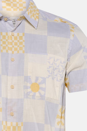 Chemise multicolore à manches courtes de BEN SHERMAN, avec patchwork aspect lin de carreaux, formes abstraites et motifs de soleil jaunes, y compris boutons et poche poitrine.