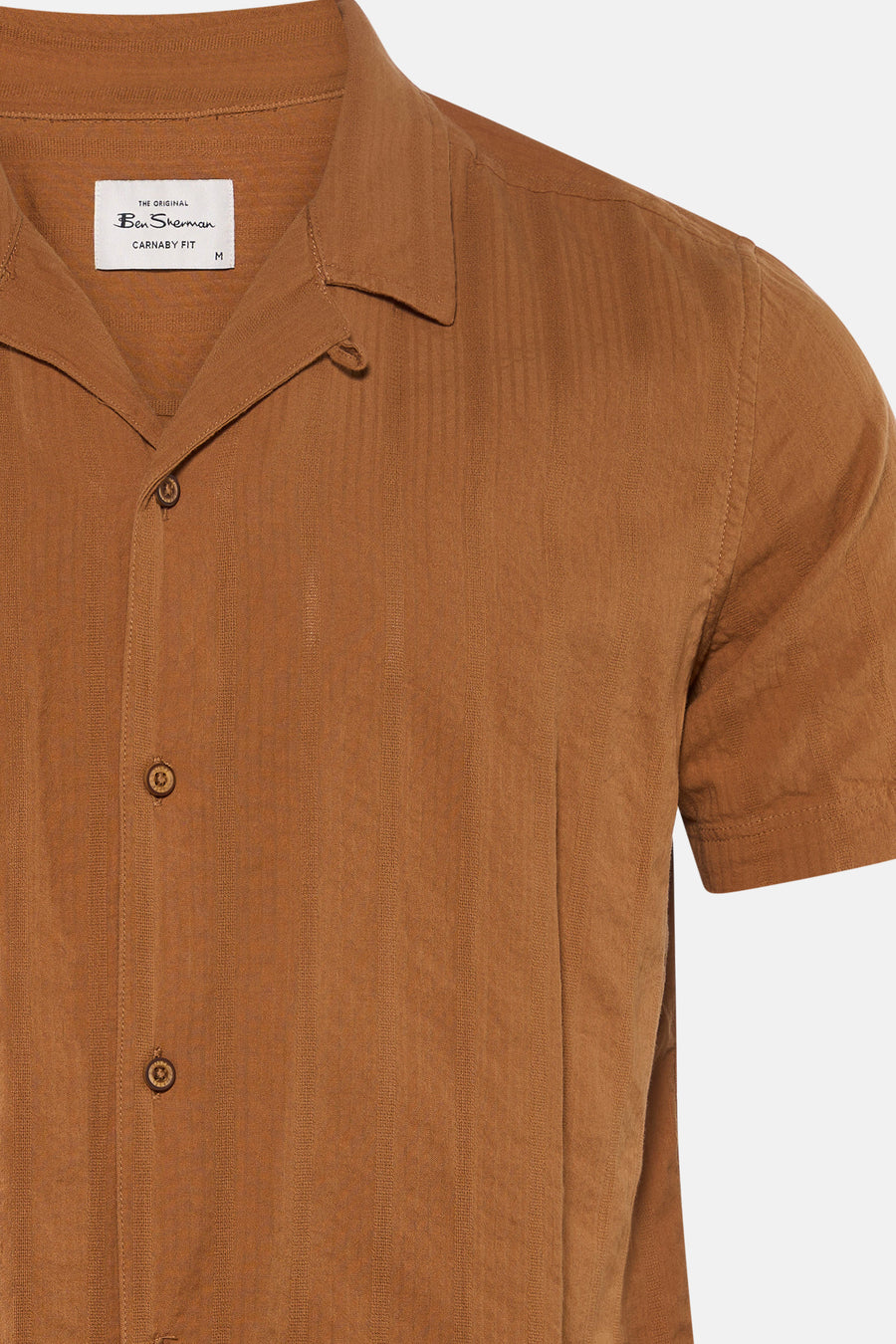 Chemise marron à manches courtes de BEN SHERMAN avec fines rayures verticales, col ouvert et fermeture boutonnée.
