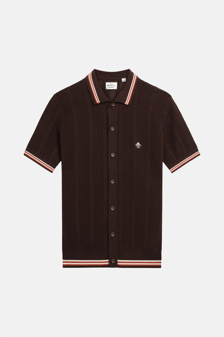 Chemise marron à manches courtes de Ben Sherman, avec fermeture boutonnée, détails rayés et texture tricotée.