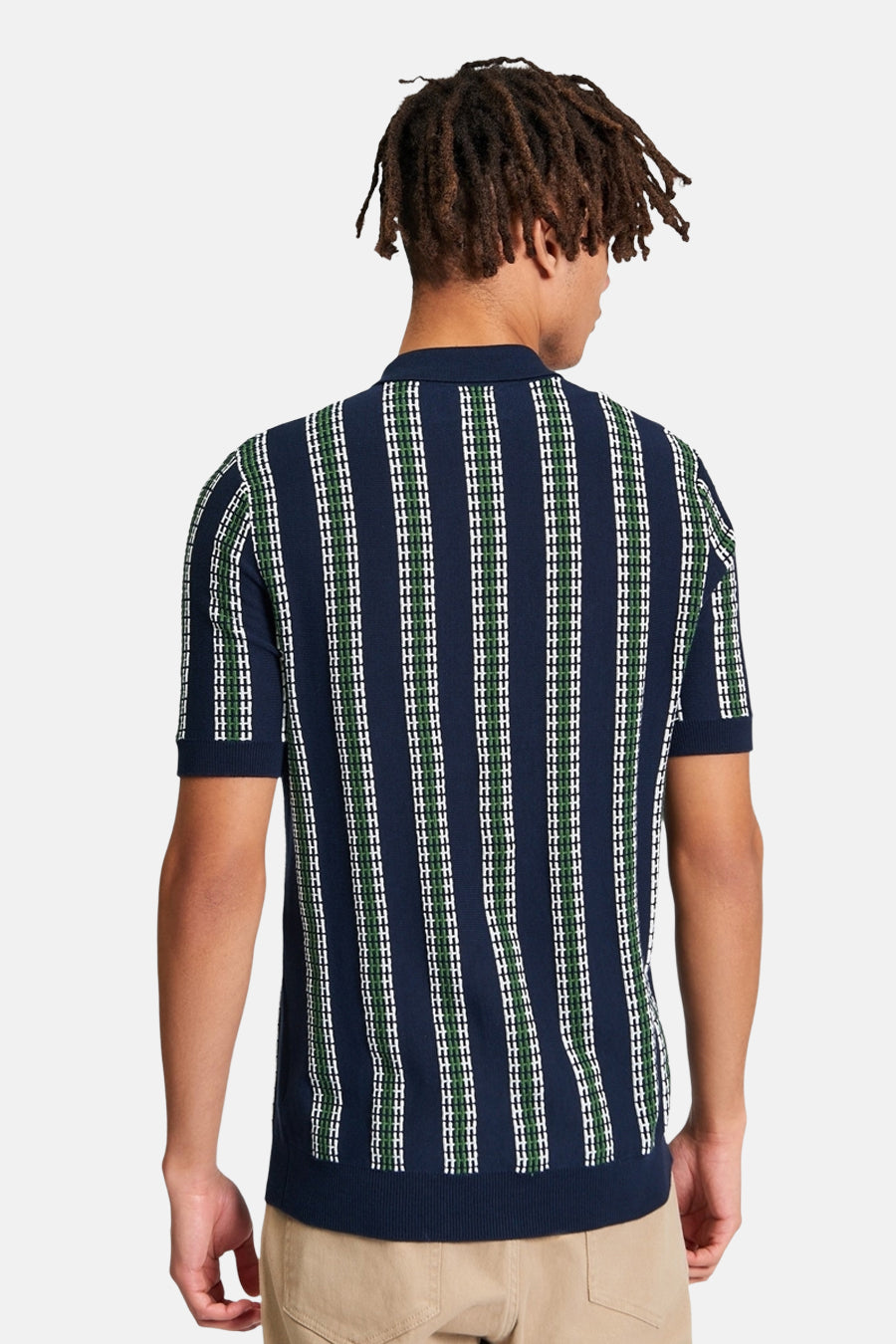 Blauwe polo van BEN SHERMAN met een gestreept patroon en korte mouwen, gezien van achteren.