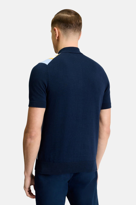 Multikleurige polo van Ben Sherman, gezien van achteren, met korte mouwen en effen donkerblauwe broek.