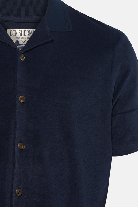 Chemise bleue à manches courtes de Ben Sherman, avec fermeture boutonnée et une texture subtile.