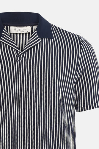 Polo bleue de Ben Sherman, avec un motif rayé et des manches courtes.